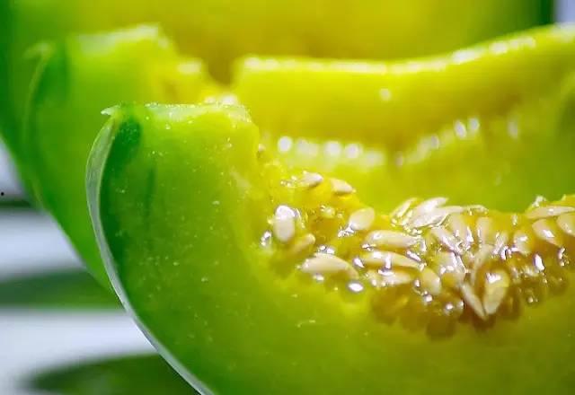 上热门切开翠雪绿蜜宝瓜,揭开夏日清凉美食的神秘面纱