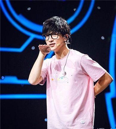 明星网红主持节目,网红明星共聚荧屏，打造视听盛宴