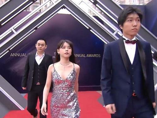 2024吃瓜最新事件爆料路边女,路边女生成焦点，揭秘幕后真相