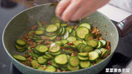 做网络热门吃瓜视频,揭秘幕后真相，带你领略网络热点背后的故事