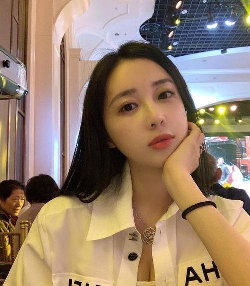 热门吃瓜空姐,揭秘网红空姐的日常趣事