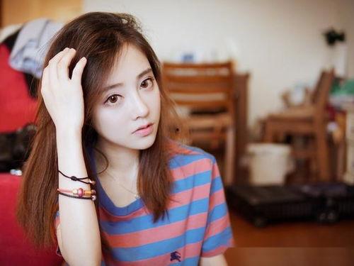 小伊伊吃瓜爆料是真的吗,真相揭秘，是真是假？