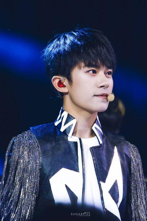 易烊千玺默默吃瓜看爆料,见证娱乐圈风云变幻