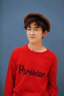 易烊千玺默默吃瓜爆料图片