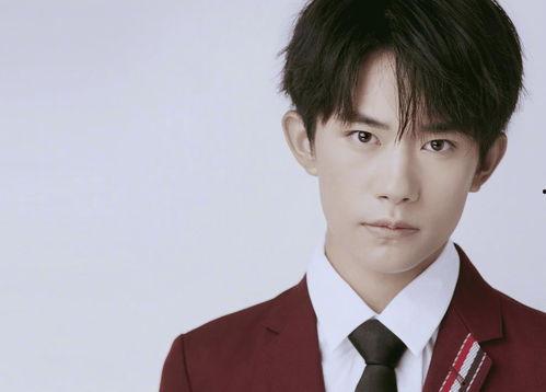 易烊千玺默默吃瓜爆料图片